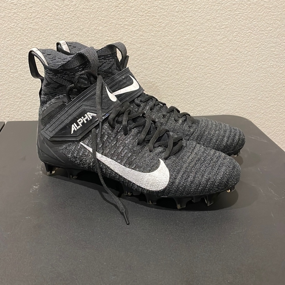 Nike Alpha Menace cleat